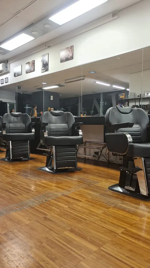 Barbierstühle im Innenraum von MAD THE BARBER SHOP