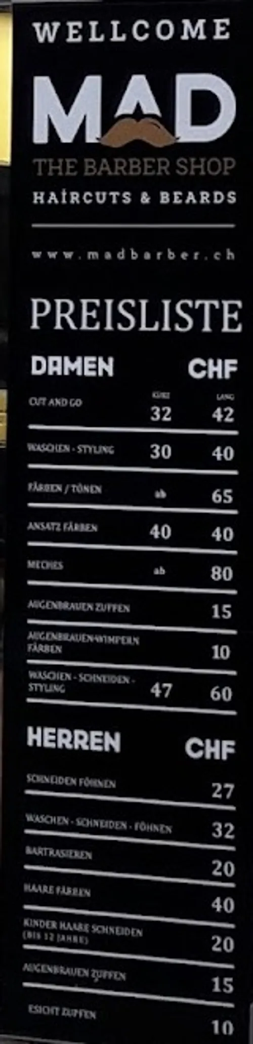 Original-Preisliste im Schaufenster von MAD THE BARBER SHOP